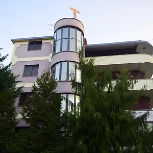 Deja 3*, Tirana Albanië